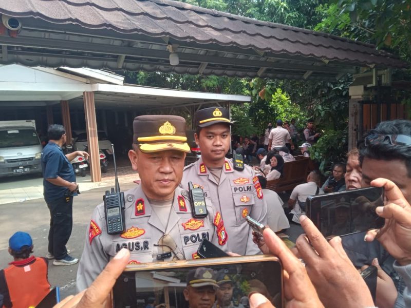 Kompol Agus Rohmat memberikan keterangan pers di lokasi eksekusi rumah di Medan Satria, Kota Bekasi, Rabu (3/6/2026). Pengamanan melibatkan 500 personel gabungan dari Polri, TNI, Subdenpom, dan Satpol PP.