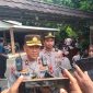 Kompol Agus Rohmat memberikan keterangan pers di lokasi eksekusi rumah di Medan Satria, Kota Bekasi, Rabu (3/6/2026). Pengamanan melibatkan 500 personel gabungan dari Polri, TNI, Subdenpom, dan Satpol PP.