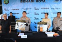Kapolres Metro Bekasi Kota menunjukkan barang bukti saat konferensi pers pengungkapan kasus tewasnya balita berusia 2 tahun 9 bulan di Jatisampurna, Bekasi, Rabu (3/6/2026). (Foto: Humas Polres Metro Bekasi Kota)