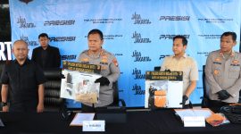 Kapolres Metro Bekasi Kota menunjukkan barang bukti saat konferensi pers pengungkapan kasus tewasnya balita berusia 2 tahun 9 bulan di Jatisampurna, Bekasi, Rabu (3/6/2026). (Foto: Humas Polres Metro Bekasi Kota)