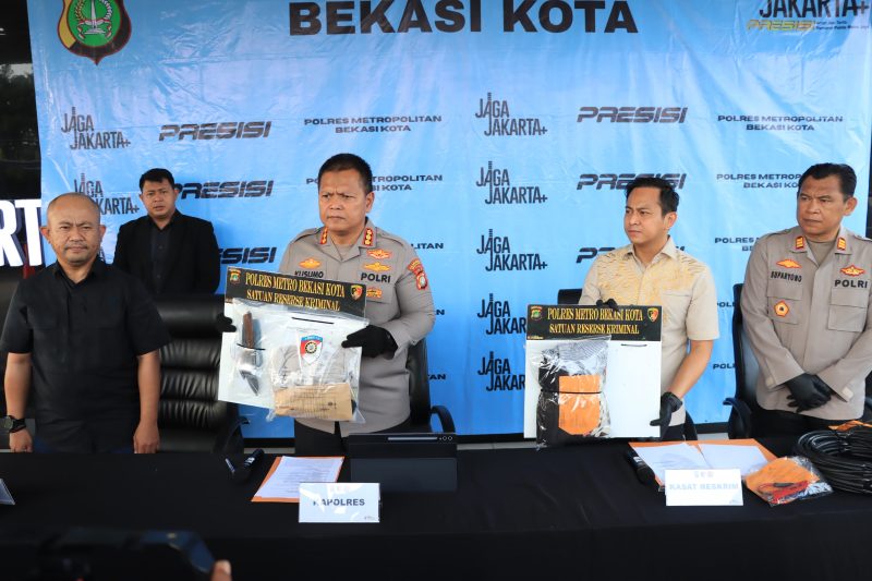Kapolres Metro Bekasi Kota menunjukkan barang bukti saat konferensi pers pengungkapan kasus tewasnya balita berusia 2 tahun 9 bulan di Jatisampurna, Bekasi, Rabu (3/6/2026). (Foto: Humas Polres Metro Bekasi Kota)