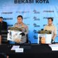 Kapolres Metro Bekasi Kota menunjukkan barang bukti saat konferensi pers pengungkapan kasus tewasnya balita berusia 2 tahun 9 bulan di Jatisampurna, Bekasi, Rabu (3/6/2026). (Foto: Humas Polres Metro Bekasi Kota)