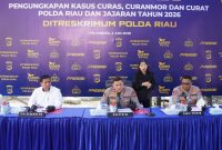 Wakapolda Riau memimpin konferensi pers pengungkapan kasus pencurian dengan kekerasan (curas), pencurian kendaraan bermotor (curanmor), dan pencurian dengan pemberatan (curat) di Mapolda Riau, Pekanbaru, Rabu (3/6/2026). Sepanjang Januari hingga Mei 2026, Polda Riau dan jajaran berhasil mengungkap 1.333 kasus kejahatan jalanan serta mengamankan 525 tersangka. Foto: Humas Polda Riau.