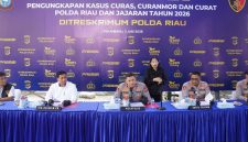 Wakapolda Riau memimpin konferensi pers pengungkapan kasus pencurian dengan kekerasan (curas), pencurian kendaraan bermotor (curanmor), dan pencurian dengan pemberatan (curat) di Mapolda Riau, Pekanbaru, Rabu (3/6/2026). Sepanjang Januari hingga Mei 2026, Polda Riau dan jajaran berhasil mengungkap 1.333 kasus kejahatan jalanan serta mengamankan 525 tersangka. Foto: Humas Polda Riau.