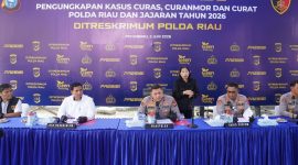 Wakapolda Riau memimpin konferensi pers pengungkapan kasus pencurian dengan kekerasan (curas), pencurian kendaraan bermotor (curanmor), dan pencurian dengan pemberatan (curat) di Mapolda Riau, Pekanbaru, Rabu (3/6/2026). Sepanjang Januari hingga Mei 2026, Polda Riau dan jajaran berhasil mengungkap 1.333 kasus kejahatan jalanan serta mengamankan 525 tersangka. Foto: Humas Polda Riau.