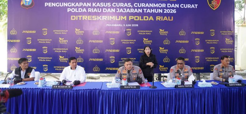 Wakapolda Riau memimpin konferensi pers pengungkapan kasus pencurian dengan kekerasan (curas), pencurian kendaraan bermotor (curanmor), dan pencurian dengan pemberatan (curat) di Mapolda Riau, Pekanbaru, Rabu (3/6/2026). Sepanjang Januari hingga Mei 2026, Polda Riau dan jajaran berhasil mengungkap 1.333 kasus kejahatan jalanan serta mengamankan 525 tersangka. Foto: Humas Polda Riau.