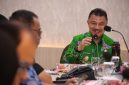 Plh Wali Kota Bekasi Abdul Harris Bobihoe saat menerima kunjungan kerja anggota DPRD Kota Banjarbaru, Kalimantan Selatan, di Pendopo Wali Kota Bekasi, Kamis (4/6/2026). Pertemuan membahas strategi peningkatan Pendapatan Asli Daerah (PAD) melalui sektor pariwisata, pajak daerah, dan retribusi daerah. 