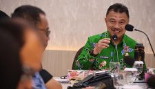 Plh Wali Kota Bekasi Abdul Harris Bobihoe saat menerima kunjungan kerja anggota DPRD Kota Banjarbaru, Kalimantan Selatan, di Pendopo Wali Kota Bekasi, Kamis (4/6/2026). Pertemuan membahas strategi peningkatan Pendapatan Asli Daerah (PAD) melalui sektor pariwisata, pajak daerah, dan retribusi daerah. 