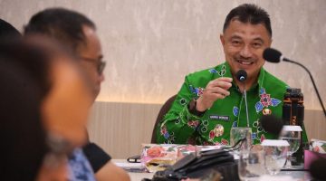 Plh Wali Kota Bekasi Abdul Harris Bobihoe saat menerima kunjungan kerja anggota DPRD Kota Banjarbaru, Kalimantan Selatan, di Pendopo Wali Kota Bekasi, Kamis (4/6/2026). Pertemuan membahas strategi peningkatan Pendapatan Asli Daerah (PAD) melalui sektor pariwisata, pajak daerah, dan retribusi daerah. 