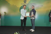 Perwakilan XLSMART (kanan) menerima penghargaan Diamond Achievement in Emission Transparency 2026 dari Investor Trust atas komitmen perusahaan dalam transparansi emisi karbon dan pengembangan jaringan telekomunikasi yang berkelanjutan. Foto: Istimewa/XLSMART.