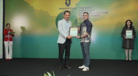 Perwakilan XLSMART (kanan) menerima penghargaan Diamond Achievement in Emission Transparency 2026 dari Investor Trust atas komitmen perusahaan dalam transparansi emisi karbon dan pengembangan jaringan telekomunikasi yang berkelanjutan. Foto: Istimewa/XLSMART.