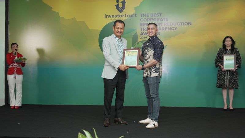 Perwakilan XLSMART (kanan) menerima penghargaan Diamond Achievement in Emission Transparency 2026 dari Investor Trust atas komitmen perusahaan dalam transparansi emisi karbon dan pengembangan jaringan telekomunikasi yang berkelanjutan. Foto: Istimewa/XLSMART.
