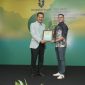 Perwakilan XLSMART (kanan) menerima penghargaan Diamond Achievement in Emission Transparency 2026 dari Investor Trust atas komitmen perusahaan dalam transparansi emisi karbon dan pengembangan jaringan telekomunikasi yang berkelanjutan. Foto: Istimewa/XLSMART.