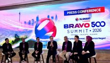 Direktur & Chief Enterprise Business Officer XLSMART, Andrijanto Muljono, memperkenalkan ESTA Prime dalam BRAVO 500 Summit 2026. Platform enterprise terbaru ini dirancang untuk membantu sektor bisnis dan publik mempercepat transformasi digital melalui integrasi AI, cloud, data platform, cybersecurity, dan Industrial IoT.