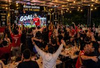 Ratusan penggemar sepak bola memadati area nobar 