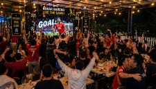 Ratusan penggemar sepak bola memadati area nobar 