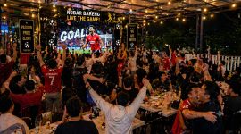 Ratusan penggemar sepak bola memadati area nobar 