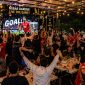 Ratusan penggemar sepak bola memadati area nobar 