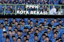 Ribuan Pegawai Pemerintah dengan Perjanjian Kerja (PPPK) Kota Bekasi mengenakan seragam Korpri berwarna biru mengikuti kegiatan bersama di stadion, Rabu (10/6/2026). Kegiatan ini mencerminkan semangat kebersamaan sekaligus komitmen aparatur dalam mendukung pelayanan publik di Kota Bekasi.