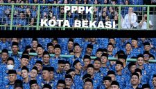 Ribuan Pegawai Pemerintah dengan Perjanjian Kerja (PPPK) Kota Bekasi mengenakan seragam Korpri berwarna biru mengikuti kegiatan bersama di stadion, Rabu (10/6/2026). Kegiatan ini mencerminkan semangat kebersamaan sekaligus komitmen aparatur dalam mendukung pelayanan publik di Kota Bekasi.
