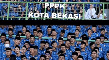 Ribuan Pegawai Pemerintah dengan Perjanjian Kerja (PPPK) Kota Bekasi mengenakan seragam Korpri berwarna biru mengikuti kegiatan bersama di stadion, Rabu (10/6/2026). Kegiatan ini mencerminkan semangat kebersamaan sekaligus komitmen aparatur dalam mendukung pelayanan publik di Kota Bekasi.
