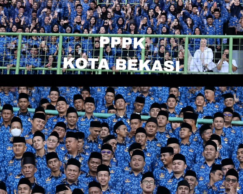 Ribuan Pegawai Pemerintah dengan Perjanjian Kerja (PPPK) Kota Bekasi mengenakan seragam Korpri berwarna biru mengikuti kegiatan bersama di stadion, Rabu (10/6/2026). Kegiatan ini mencerminkan semangat kebersamaan sekaligus komitmen aparatur dalam mendukung pelayanan publik di Kota Bekasi.
