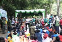 Pelaksana Harian (Plh.) Wali Kota Bekasi Abdul Harris Bobihoe bersama tokoh lingkungan Prof. Dr. Emil Salim dan jajaran saat menghadiri peringatan Hari Lingkungan Hidup Sedunia 2026 di Taman Hutan Kota Patriot Bina Bangsa, Kota Bekasi, Rabu (10/6/2026). Kegiatan ini diikuti para kandidat Adiwiyata dan masyarakat sebagai bentuk edukasi serta penguatan kepedulian terhadap lingkungan.