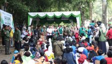 Pelaksana Harian (Plh.) Wali Kota Bekasi Abdul Harris Bobihoe bersama tokoh lingkungan Prof. Dr. Emil Salim dan jajaran saat menghadiri peringatan Hari Lingkungan Hidup Sedunia 2026 di Taman Hutan Kota Patriot Bina Bangsa, Kota Bekasi, Rabu (10/6/2026). Kegiatan ini diikuti para kandidat Adiwiyata dan masyarakat sebagai bentuk edukasi serta penguatan kepedulian terhadap lingkungan.