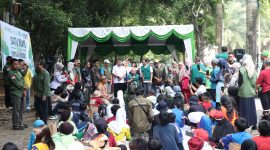 Pelaksana Harian (Plh.) Wali Kota Bekasi Abdul Harris Bobihoe bersama tokoh lingkungan Prof. Dr. Emil Salim dan jajaran saat menghadiri peringatan Hari Lingkungan Hidup Sedunia 2026 di Taman Hutan Kota Patriot Bina Bangsa, Kota Bekasi, Rabu (10/6/2026). Kegiatan ini diikuti para kandidat Adiwiyata dan masyarakat sebagai bentuk edukasi serta penguatan kepedulian terhadap lingkungan.