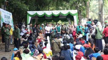 Pelaksana Harian (Plh.) Wali Kota Bekasi Abdul Harris Bobihoe bersama tokoh lingkungan Prof. Dr. Emil Salim dan jajaran saat menghadiri peringatan Hari Lingkungan Hidup Sedunia 2026 di Taman Hutan Kota Patriot Bina Bangsa, Kota Bekasi, Rabu (10/6/2026). Kegiatan ini diikuti para kandidat Adiwiyata dan masyarakat sebagai bentuk edukasi serta penguatan kepedulian terhadap lingkungan.