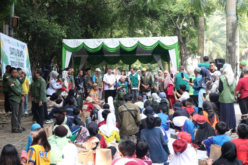 Pelaksana Harian (Plh.) Wali Kota Bekasi Abdul Harris Bobihoe bersama tokoh lingkungan Prof. Dr. Emil Salim dan jajaran saat menghadiri peringatan Hari Lingkungan Hidup Sedunia 2026 di Taman Hutan Kota Patriot Bina Bangsa, Kota Bekasi, Rabu (10/6/2026). Kegiatan ini diikuti para kandidat Adiwiyata dan masyarakat sebagai bentuk edukasi serta penguatan kepedulian terhadap lingkungan.