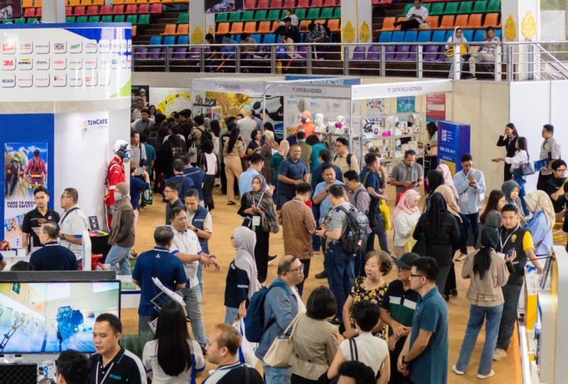 Suasana pembukaan Indonesia Energy & Engineering (IEE) Series 2026 di BSCC Dome Balikpapan, Kalimantan Timur, Rabu (10/6/2026). Pameran ini menghadirkan ratusan perusahaan dari sektor energi, pertambangan, dan konstruksi untuk mendorong investasi serta pertumbuhan industri di Indonesia Timur.