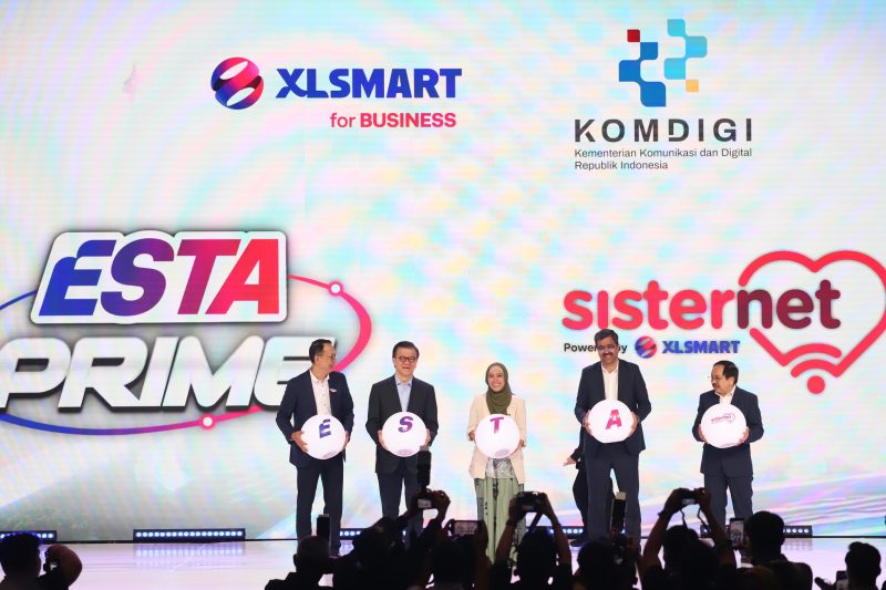 Keterangan Foto :

Menteri Komunikasi dan Digital Republik Indonesia, Meutya Hafid (tengah) bersama President Director & CEO XLSMART Rajeev Sethi (kedua kanan), Director & Chief Regulatory Officer XLSMART Merza Fachys (kanan), Direktur & Chief Enterprise Business Officer XLSMART Andrijanto Muljono (kiri) dan Chairman Sinar Mas Telecomunication & Technology, Franky Oesman Widjaja (kedua kiri) meluncurkan ESTA Prime pada acara Bravo 500 Summit 2026 di Jakarta, Kamis (11/6/2026). XLSMART for Business menggelar Bravo 500 Summit 2026 sekaligus memperkenalkan ESTA Prime sebagai upaya mempercepat transformasi digital nasional melalui pemanfaatan kecerdasan artifisial (AI), data, internet of things (IoT), dan perluasan jaringan 5G.