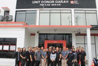 Jajaran manajemen dan karyawan Zuri Express Lippo Cikarang berfoto bersama usai mengikuti kegiatan donor darah di Unit Donor Darah PMI Kabupaten Bekasi, dalam rangka memperingati Hari Donor Darah Sedunia, Juni 2026.