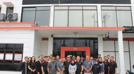Jajaran manajemen dan karyawan Zuri Express Lippo Cikarang berfoto bersama usai mengikuti kegiatan donor darah di Unit Donor Darah PMI Kabupaten Bekasi, dalam rangka memperingati Hari Donor Darah Sedunia, Juni 2026.