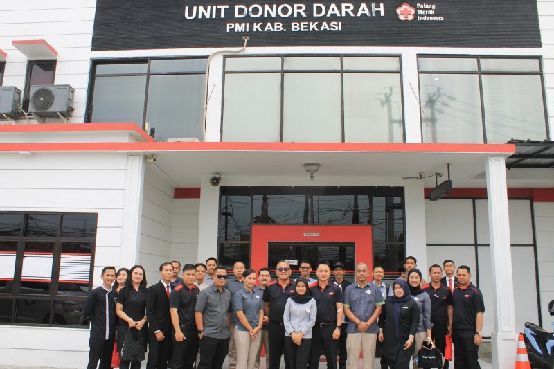 Jajaran manajemen dan karyawan Zuri Express Lippo Cikarang berfoto bersama usai mengikuti kegiatan donor darah di Unit Donor Darah PMI Kabupaten Bekasi, dalam rangka memperingati Hari Donor Darah Sedunia, Juni 2026.