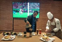 Barista menyiapkan kopi manual brew saat peluncuran restoran 24 jam di Ibis Styles Bekasi Jatibening, Jumat (12/6/2026). Hotel ini menghadirkan berbagai menu dan konsep kuliner untuk melengkapi pengalaman tamu.