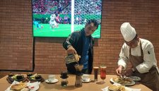 Barista menyiapkan kopi manual brew saat peluncuran restoran 24 jam di Ibis Styles Bekasi Jatibening, Jumat (12/6/2026). Hotel ini menghadirkan berbagai menu dan konsep kuliner untuk melengkapi pengalaman tamu.