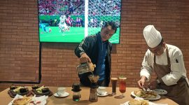 Barista menyiapkan kopi manual brew saat peluncuran restoran 24 jam di Ibis Styles Bekasi Jatibening, Jumat (12/6/2026). Hotel ini menghadirkan berbagai menu dan konsep kuliner untuk melengkapi pengalaman tamu.
