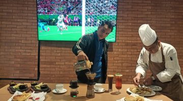 Barista menyiapkan kopi manual brew saat peluncuran restoran 24 jam di Ibis Styles Bekasi Jatibening, Jumat (12/6/2026). Hotel ini menghadirkan berbagai menu dan konsep kuliner untuk melengkapi pengalaman tamu.