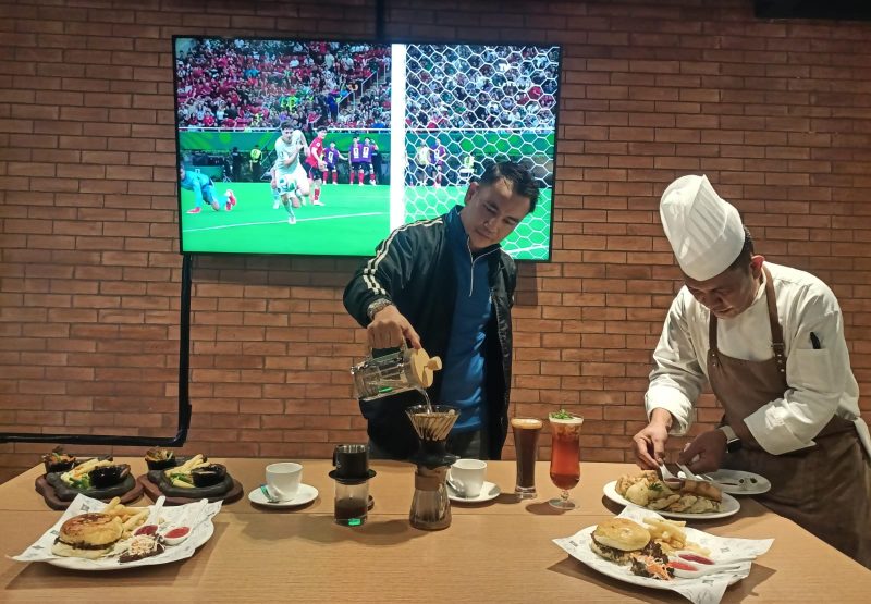 Barista menyiapkan kopi manual brew saat peluncuran restoran 24 jam di Ibis Styles Bekasi Jatibening, Jumat (12/6/2026). Hotel ini menghadirkan berbagai menu dan konsep kuliner untuk melengkapi pengalaman tamu.
