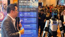 Suasana pameran teknologi dalam ajang BRAVO 500 Summit 2026 di Jakarta, menampilkan demonstrasi solusi kecerdasan buatan (AI) dan robot humanoid di booth XLSMART for BUSINESS. Acara ini menjadi momentum peluncuran ekosistem ESTA yang mengintegrasikan teknologi AI, 5G, dan otomasi untuk mendukung transformasi digital perusahaan di Indonesia.