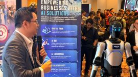 Suasana pameran teknologi dalam ajang BRAVO 500 Summit 2026 di Jakarta, menampilkan demonstrasi solusi kecerdasan buatan (AI) dan robot humanoid di booth XLSMART for BUSINESS. Acara ini menjadi momentum peluncuran ekosistem ESTA yang mengintegrasikan teknologi AI, 5G, dan otomasi untuk mendukung transformasi digital perusahaan di Indonesia.