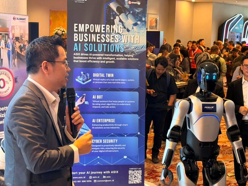 Suasana pameran teknologi dalam ajang BRAVO 500 Summit 2026 di Jakarta, menampilkan demonstrasi solusi kecerdasan buatan (AI) dan robot humanoid di booth XLSMART for BUSINESS. Acara ini menjadi momentum peluncuran ekosistem ESTA yang mengintegrasikan teknologi AI, 5G, dan otomasi untuk mendukung transformasi digital perusahaan di Indonesia.
