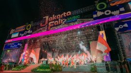 Atraksi kembang api menghiasi langit Kemayoran saat opening ceremony Jakarta Fair Kemayoran 2026 yang berlangsung meriah, Kamis (11/6).