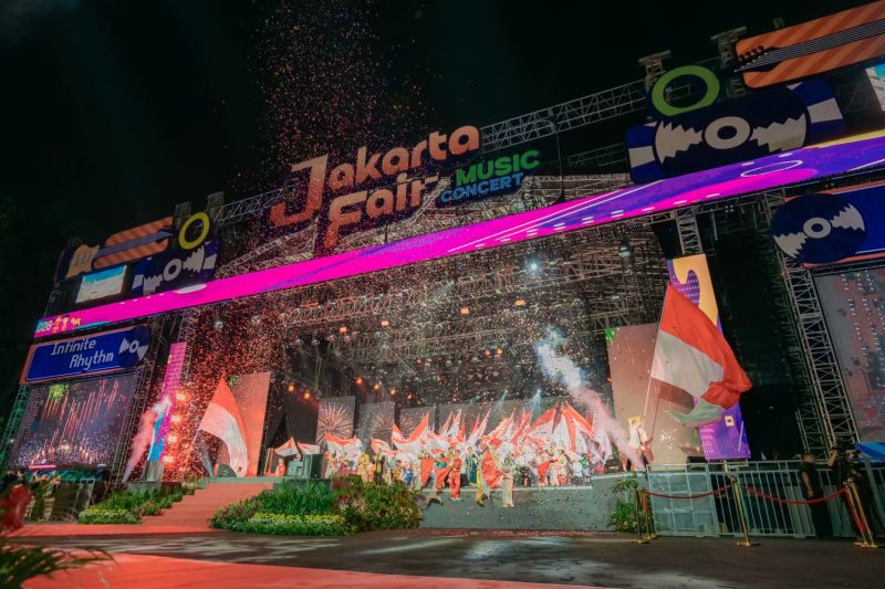 Atraksi kembang api menghiasi langit Kemayoran saat opening ceremony Jakarta Fair Kemayoran 2026 yang berlangsung meriah, Kamis (11/6).