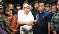 Plt. Bupati Bekasi bersama Gubernur Jawa Barat meninjau langsung kondisi Pasar Baru Cikarang, Cikarang Utara, Sabtu (13/6/2026). Peninjauan ini dilakukan untuk memastikan kesiapan penataan area pasar, termasuk relokasi pedagang dan perbaikan infrastruktur guna mengatasi pasar tumpah serta kemacetan di sekitar lokasi.