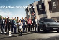 Kampanye “Inspiration Connects Us All” dari Kia Corporation meramaikan FIFA World Cup 2026, menampilkan kebersamaan para penggemar dan ikon sepak bola di depan stadion, dengan lini kendaraan listrik Kia sebagai simbol mobilitas masa depan.