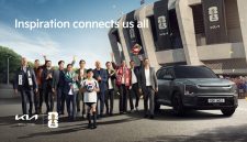 Kampanye “Inspiration Connects Us All” dari Kia Corporation meramaikan FIFA World Cup 2026, menampilkan kebersamaan para penggemar dan ikon sepak bola di depan stadion, dengan lini kendaraan listrik Kia sebagai simbol mobilitas masa depan.