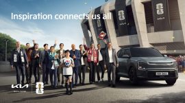 Kampanye “Inspiration Connects Us All” dari Kia Corporation meramaikan FIFA World Cup 2026, menampilkan kebersamaan para penggemar dan ikon sepak bola di depan stadion, dengan lini kendaraan listrik Kia sebagai simbol mobilitas masa depan.